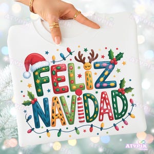 Puede incluir: Sudadera blanca con la frase "FELIZ NAVIDAD" en letras coloridas y festivas. El diseño incluye un gorro de Papá Noel, cuernos de reno, acebo y luces de cadena, ideal para la temporada navideña.