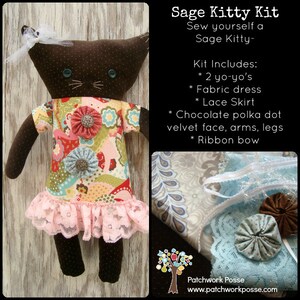 Può includere: Un kit Sage Kitty fatto a mano con una bambola a forma di gatto marrone a pois che indossa un vestito floreale con una gonna di pizzo rosa. Il kit include tessuto, pizzo, yo-yo e un fiocco di nastro. Il testo sull'immagine recita "Sage Kitty Kit" e "Patchwork Posse".