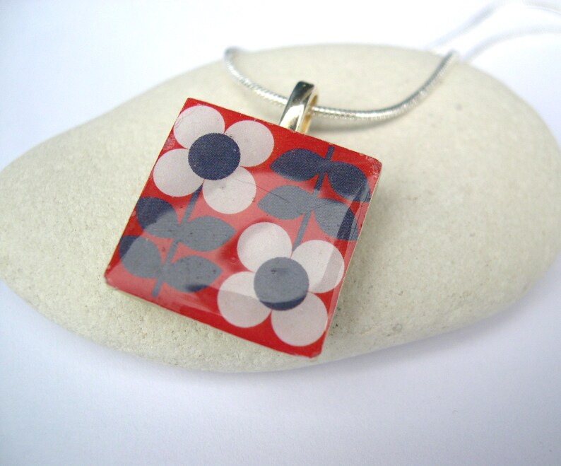 Unique and Unusual folk Retro inspired Flower Pattern Scandinavian Red retro Print Crafted Ceramic Resin Necklace Pendant Gift image 3