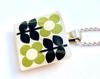 New Collection Sterling Silver Retro Flower Pattern Scandinavian Green Print Crafted Ceramic Resin Pendant Necklace