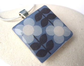 Flower Pattern Scandinavian Blue retro Print Crafted Ceramic Resin 16-17.5 "Necklace Pendant Gift