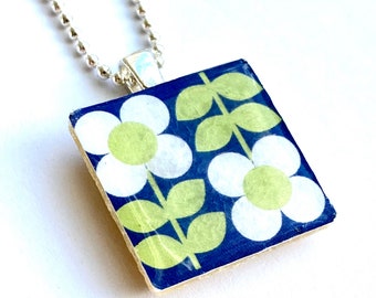 New Collection Sterling Silver Retro Flower Pattern Scandinavian Blue Print Crafted Ceramic Resin Pendant Necklace