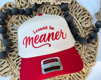 Puede incluir: Gorra de béisbol blanca y roja con la frase bordada "i could be meaner". La gorra tiene una visera roja y una corona blanca. Es de ajuste clásico, perfil medio y está hecha de tela de primera calidad.