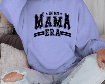 Felpa con cappuccio In My Mama Era - Felpa con grafica Gildan, felpa con cappuccio alla moda Mom Era, regalo accogliente per le mamme, pullover con estetica della maternità
