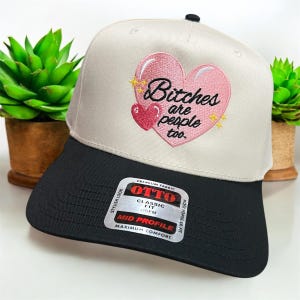 Bitches Are People Too Hat – Bestickte Otto Snapback Trucker Cap mit Herz-Design, lustige freche Statement-Mütze für Frauen