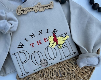 Winnie geborduurde ronde hals | Schattige Pooh Bear-afbeelding op Gildan-sweater, gezellig cadeau voor boekenliefhebbers en Disney-fans