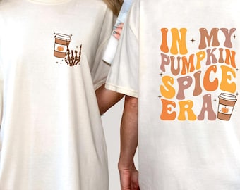 パンプキンスパイス時代のTシャツ – 快適な色合いの秋のグラフィックTシャツ、心地よい秋のシャツ、パンプキンシーズンの美学