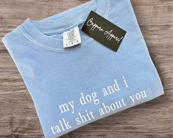 Geborduurd T-shirt 'My Dog and I Talk Sh*t About You', comfortkleuren T-shirt, grappig hondenshirt, shirt huisdierliefhebber, sarcastisch hondenshirt cadeau