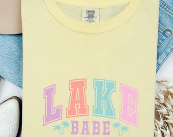 Lake Babe Comfort Colors Tee – Sommartopp med grafisk design