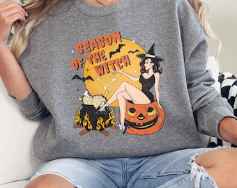 Sudadera de cuello redondo de la temporada de brujas: sudadera Gildan de Halloween con gráfico vintage, suéter acogedor y espeluznante para otoño con un aire de bruja.
