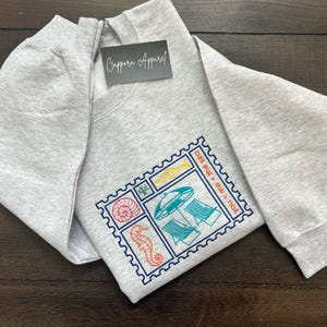 Gildan Heavy Blend ™ Besticktes 'Sommer-Postkarten'-Sweatshirt | Strand besticktes Sweatshirt mit Rundhalsausschnitt | Beach Lifestyle Rundhalsausschnitt