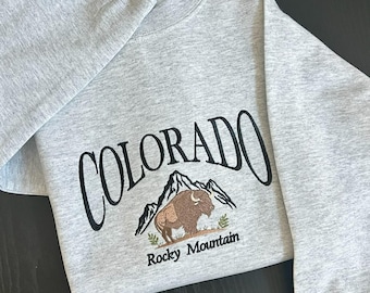 Colorado Embroidered Crewneck – Gildan Sweatshirt with Rocky Mountain Design, Cozy Outdoorsy Gift for Nature Lovers