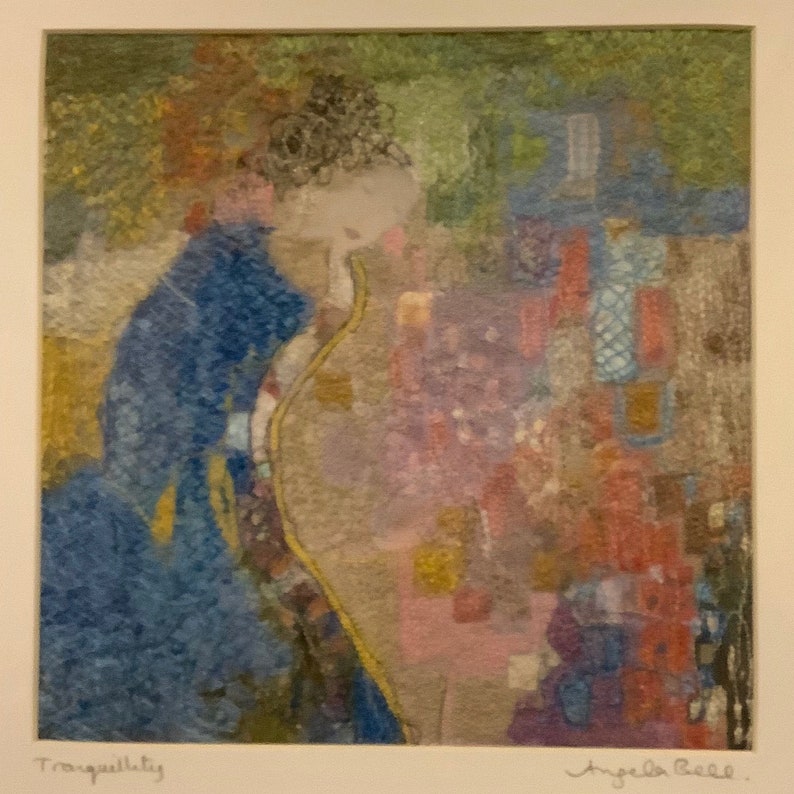 K&ouml;nnte beinhalten: Ein Aquarellbild einer Frau in einem blauen Kleid, die vor einem bunten abstrakten Hintergrund steht. Das Bild tr&auml;gt den Titel "Tranquility" und ist signiert mit "Angela Bell".