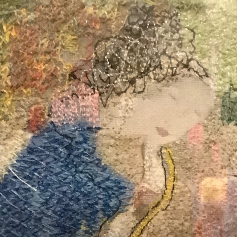 K&ouml;nnte beinhalten: Eine Nahaufnahme eines bunten Stickbildes, das eine Frau mit dunklen Haaren und einem blauen Kleid zeigt. Der Hintergrund ist eine Mischung aus Texturen und Farben, darunter Rosa, Gelb und Gr&uuml;n.