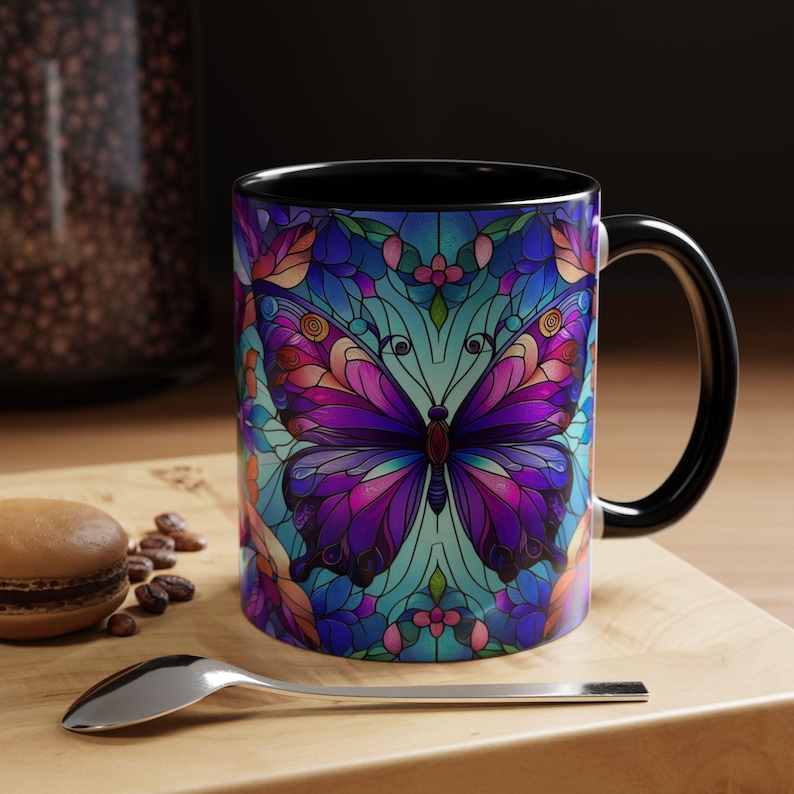 Taza de café con diseño de vitral con detalles de mariposas: taza artística vibrante, artículos para beber coloridos, regalo para ella, decoración del hogar, taza para amantes de las mariposas imagen 4
