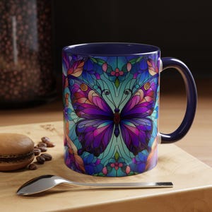 Taza de café con diseño de vitral con detalles de mariposas: taza artística vibrante, artículos para beber coloridos, regalo para ella, decoración del hogar, taza para amantes de las mariposas imagen 7