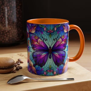 Taza de café con diseño de vitral con detalles de mariposas: taza artística vibrante, artículos para beber coloridos, regalo para ella, decoración del hogar, taza para amantes de las mariposas imagen 5