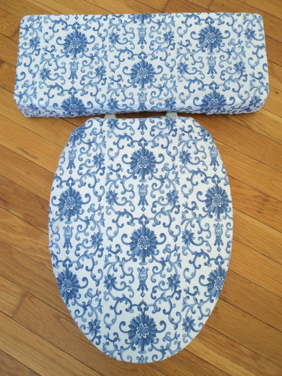 Ralph Lauren Porcelain Blue Rosette Toilet Seat Cover Set