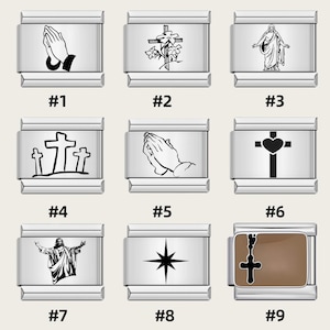Può includere: Una collezione di nove charm argentati con simboli religiosi. I disegni includono mani in preghiera, croci, Gesù e una stella. Ogni charm rettangolare ha una finitura lucida.