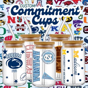 Könnte beinhalten: Transparente Commitment-Becher aus Glas mit Bambusdeckeln und Glasstrohhalmen. Jeder Becher zeigt ein anderes College-Logo und einen Namen. Ein Becher trägt die Aufschrift "Rebecca" mit einem Penn State-Logo, ein anderer "Amanda" mit einem UNC-Logo.