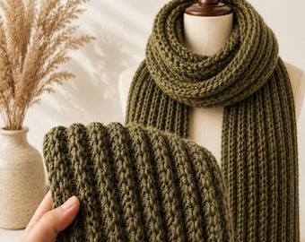 Puede incluir: Un patrón PDF de descarga digital para un conjunto de bufanda y gorro tejidos en color verde oliva. Las piezas presentan una textura gruesa de canalé vertical. La bufanda está colocada sobre un maniquí y el gorro se sostiene en primer plano.