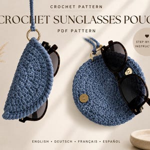 Op de afbeelding: De afbeelding toont een haakpatroon voor een zonnebril etui. Er zijn twee blauwe gehaakte etuis te zien, een driehoekige en een ronde, elk met een zonnebril. De tekst "CROCHET SUNGLASSES POUCH" en "PDF PATTERN" is zichtbaar. De woorden "ENGLISH", "DEUTSCH", "FRANÇAIS" en "ESPAÑOL" zijn ook aanwezig.