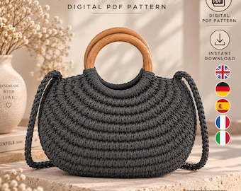 Puede incluir: Un bolso de ganchillo color antracita con forma semicircular y dos asas redondas de madera. El bolso presenta un patrón acanalado texturizado y una correa de hombro a juego. El texto en la imagen dice CROCHET BAG DIGITAL PDF PATTERN.