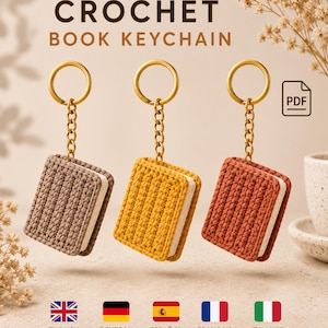Pode incluir: Três porta-chaves de livro em croché nas cores castanho, amarelo e terracota, cada um com um anel e corrente de metal dourado. O texto CROCHET BOOK KEYCHAIN está no topo, com um ícone de PDF indicando um ficheiro de padrão digital.