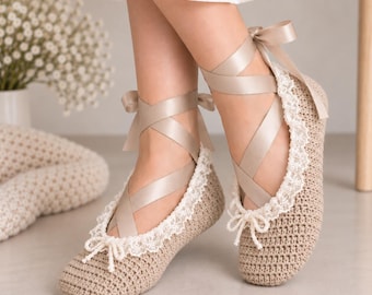 Puede incluir: Zapatillas de ganchillo en color beige con punta redondeada, ribete de encaje blanco a lo largo de la abertura y largas cintas de satén que se atan al tobillo. Las zapatillas tienen un tejido texturizado y un pequeño lazo decorativo.