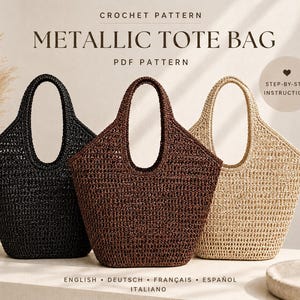 Può includere: Un modello digitale all'uncinetto in PDF per una borsa tote metallizzata. L'immagine mostra tre borse in nero, marrone e beige, ciascuna con un design testurizzato a maglia aperta e manici integrati. Il testo include CROCHET PATTERN, METALLIC TOTE BAG, PDF PATTERN e STEP-BY-STEP INSTRUCTIONS.