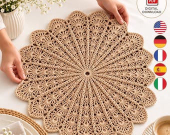 Puede incluir: Un mantel individual redondo de ganchillo en color beige con un detallado patrón de puntadas en forma de abanico radiante y un borde festoneado. El diseño incluye una pequeña abertura circular en el centro. El texto Crochet Placemat y PDF Digital Download es visible.