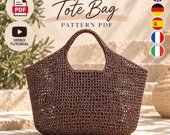 Puede incluir: Un bolso tote de ganchillo marrón oscuro con un patrón calado y dos asas integradas. La imagen incluye el texto CROCHET Tote Bag PATTERN PDF, un icono de PDF, un icono de tutorial en vídeo y cinco iconos circulares de banderas nacionales.