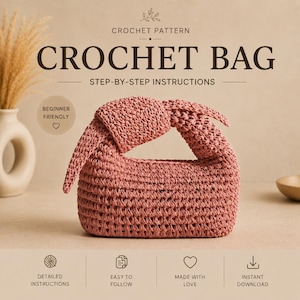 Op de afbeelding: Een haakpatroon voor een tas met stapsgewijze instructies. De tekst luidt CROCHET PATTERN, CROCHET BAG, STEP-BY-STEP INSTRUCTIONS, BEGINNER FRIENDLY, DETAILED INSTRUCTIONS, EASY TO FOLLOW, MADE WITH LOVE en INSTANT DOWNLOAD. Een roze tas is afgebeeld.