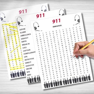Könnte beinhalten: Drei weiße 911-Wortsuchrätsel mit einem Bleistift. Die Rätsel enthalten Wörter, die sich auf Notdienste beziehen, wie z. B. "Dispatch" und "Ambulance". Das Wort "911" ist rot oben auf jeder Seite gedruckt, zusammen mit einer Headset-Grafik.