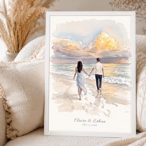 Könnte beinhalten: Ein gerahmter Aquarelldruck, der zwei Personen zeigt, die Hand in Hand an einem Sandstrand bei Sonnenuntergang spazieren. Das Bild zeigt einen weichen Himmel mit goldenen Wolken, Meereswellen und den Text Claire & Ethan und Oct 5, 2026 unten.