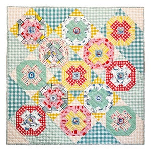 Puede incluir: Una colcha de retazos con un diseño geométrico que presenta varios colores y patrones, incluyendo rojo, amarillo, azul y verde. La colcha está hecha de cuadrados y triángulos, y los patrones incluyen cuadros, lunares e estampados florales.