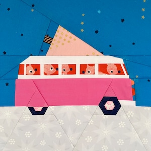 Puede incluir: Una furgoneta de camping rosa y blanca con seis ventanas y una rueda hexagonal azul. La furgoneta está conduciendo bajo un cielo azul con estrellas blancas y un triángulo rosa y dorado.