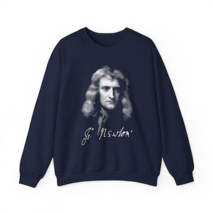 Puede incluir: Sudadera azul marino con un retrato en blanco y negro de Isaac Newton y su firma. Esta prenda de cuello redondo y manga larga es informal y cómoda.