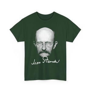 Puede incluir: Camiseta verde oscuro con un retrato en blanco y negro de un hombre con gafas y bigote. El nombre del hombre está escrito en cursiva debajo del retrato. La camiseta está hecha de un material suave.