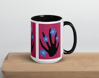 Taza de cerámica de 15 oz con interior color negro, decorada con gráficas originales.