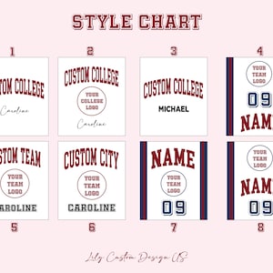 Peut inclure: Tableau de style pr&eacute;sentant 8 designs diff&eacute;rents pour un t-shirt personnalis&eacute;. Les designs incluent des options pour les noms de coll&egrave;ge, d'&eacute;quipe et de ville, ainsi que la possibilit&eacute; d'ajouter un logo. Le tableau comprend le texte "CUSTOM COLLEGE", "CUSTOM TEAM", "CUSTOM CITY", "NAME", "YOUR TEAM LOGO", et "CAROLINE".