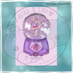 Op de afbeelding: Illustratie van een ballerina in een sneeuwbol. De ballerina draagt een roze en paarse tutu en spitsschoenen. De sneeuwbol staat op een paarse basis met een ballet schoen ontwerp. Tekst bevat "AKIRA & LOU" en "NOUVELLE COLLECTION".