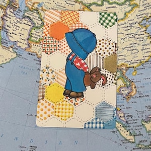 Puede incluir: Un juego de tres tazas de cerámica con acabado moteado y mate. Las tazas son de color crema, gris claro y gris oscuro. Cada taza tiene un diseño simple y minimalista.