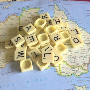 Vintage plastic scrabblespelstukken - set van 25; Collage, scrapbooking, decoratie