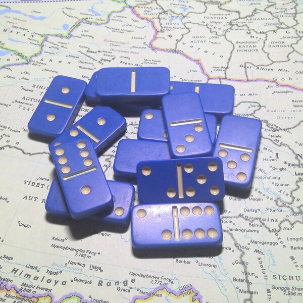 Jeu de 13 dominos miniatures bleu vif vintage, lot de 13