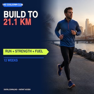 Könnte beinhalten: Ein Läufer in einem blauen Langarmshirt mit Reißverschluss und schwarzer Leggings. Text: THE COOLDOWN CLUB, BUILD TO 21.1 KM, RUN + STRENGTH + FUEL, 12 WEEKS, DIGITAL DOWNLOAD, INSTANT ACCESS. Der Läufer befindet sich auf einem Weg an einem Fluss.