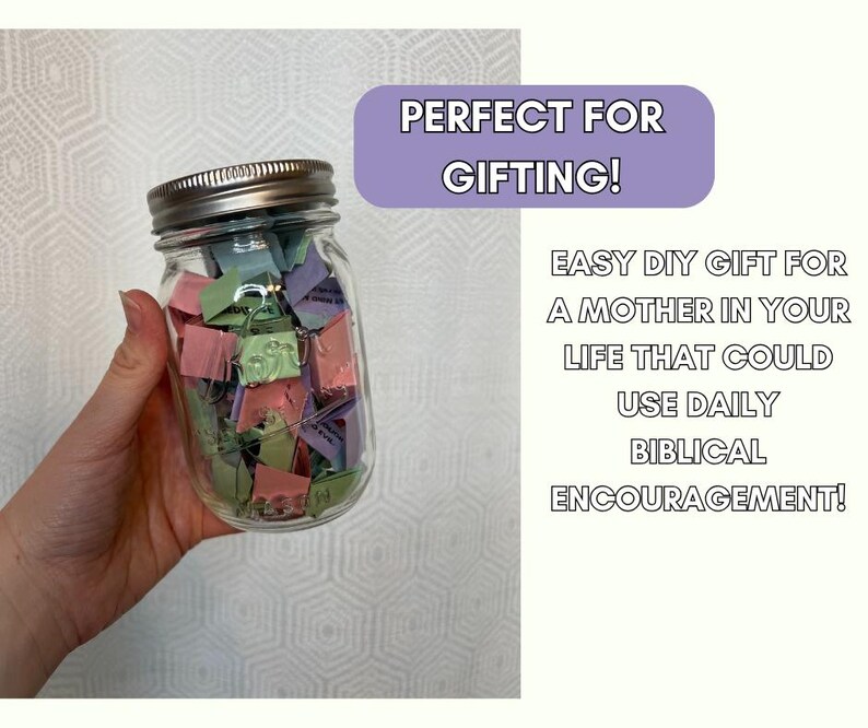 Op de afbeelding: Een glazen pot gevuld met kleurrijke papiertjes, elk met een bijbelvers erop. De pot is gelabeld met "Perfect om cadeau te geven!" en de tekst eronder luidt "Makkelijk DIY-cadeau voor een moeder in je leven die dagelijks bijbelse aanmoediging kan gebruiken!"