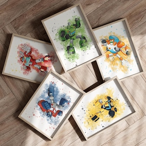 Può includere: Cinque stampe incorniciate ad acquerello con illustrazioni di robot in vari colori. I robot sono raffigurati in pose d'azione su sfondi colorati a spruzzi. Le cornici sono marrone chiaro, su una superficie di legno.