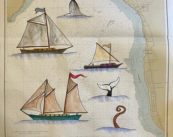 Kartenkunst: Malerei von Segelboot, Walen, einer Tentakel und einem Leuchtturm auf einer Seekarte von Maalaka Bay, Maui