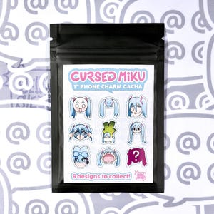 Puede incluir: Un paquete negro que contiene una hoja de pegatinas. Las pegatinas presentan caras de dibujos animados con pelo azul y el texto "CURSED MIKU 1" PHONE CHARM GACHA". Las pegatinas miden 2,54 cm. También se ve el texto "9 designs to collect!"